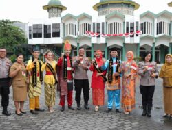 Bangkitkan Jiwa Nasionalisme, Polresta Deli Serdang Bagikan Bendera Merah Putih kepada Warga