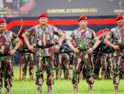 Kapolri Jenderal L. Sigit. P  Disematkan Baret Merah dan Brevet Komando dari Kopassus