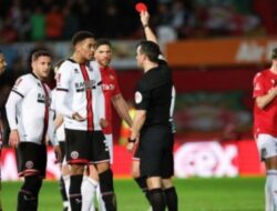 Piala FA Viral Wasit Beri Kartu Merah Bulat 