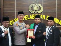 Kapolres Pelabuhan Belawan Terima Penghargaan dari Ketua Sahabat Da’i Sumut