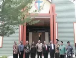 Bupati Dairi Serahkan Langsung Tiga Sertifikat Tanah Rumah Ibadah