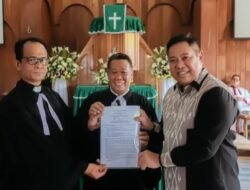 Bupati Dairi Serahkan Sertifikat Tanah kepada HKBP Persiapan Resort Immanuel Kalang Simbara