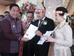 Bupati Dairi Serahkan Akta Nikah, KK, Langsung kepada Pengantin