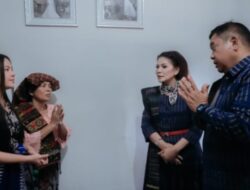 Didampingi Istri, Bupati Dairi Melayat ke Rumah Duka Novia Situmeang Peserta Indonesia Idol