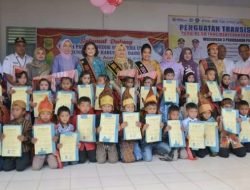 Didampingi Ketua PKK Dairi, Bunda PAUD Sumut Lepas Siswa TK Pembina Sumbul