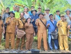 Dinas KPP Dairi Tanam Bawang Merah Bersama Kelompok Tani Makmur di Desa Jumantuang