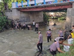 Peduli Lingkungan, Polresta Deli Serdang Bersihkan Sampah di Sekitaran Sungai Malinda