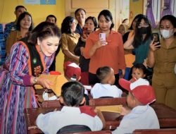 Hari Pertama Masuk Sekolah, Bunda PAUD Dairi Kunjungi 4 Sekolah Dasar 