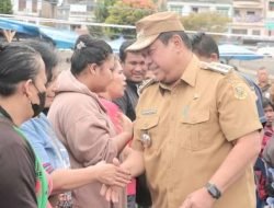 Bupati Dairi Bantu Warga yang Mengalami Kebakaran di Pasar Sidikalang 
