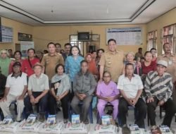 Didampingi Istri, Bupati Serahkan Bansos kepada para Lansia di Gunung Sitember