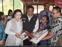 Lansia di Sitinjo Berterima Kasih kepada Bupati Dairi yang Meluangkan Waktu 