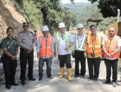 Tinjau Jalan Kuta Buluh – Lau Perimbon, Bupati Dairi Harapkan Ada Peningkatan Ekonomi Masyarakat