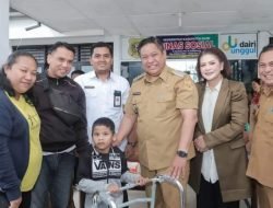 Bupati Eddy Berutu dan Istri Serahkan Bantuan untuk Disabilitas