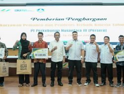 PTPN III (Persero) Beri Penghargaan Kepada Pemanen Kelapa Sawit dan Penderes Karet Terbaik