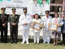HUT Kabupaten Dairi ke-76, Bupati Dairi Eddy Berutu Serahkan Piagam Pengharagaan