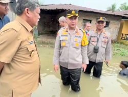 Kapolresta Deli Serdang Tinjau Titik Bencana Banjir dan Beri Bantuan kepada Warga