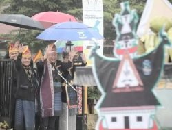 Bupati Eddy Berutu Lepas Kirab Pesta Njuah-Njuah 2023