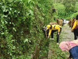 Ketua PKK Dairi Gotong Royong Bersama Masyarakat Desa Lumban Toruan