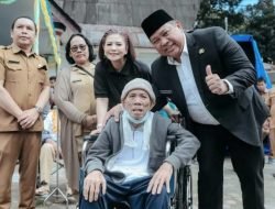 Bupati Eddy Berutu Serahkan Kursi Roda Dihari Penyandang Disabilitas Internasional