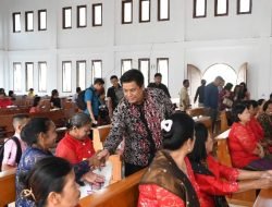 Bupati Samosir Ibadah Jumat Agung di Gereja Katolik St. Antonio Maria Claret Tomok