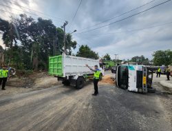 Truk Barang Terbalik Sebabkan Kemacetan Arus Mudik