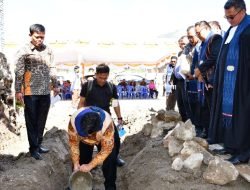 Bupati Samosir Letakkan Batu Pertama Pembangunan Gedung Konsistori dan Sekolah Minggu HKBP Onanbaru