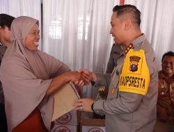 Bakti Sosial HUT Bhayangkara, Polresta DS Bagi Beasiswa, Tanam Pohon, Tabur Ikan dan Bagi Sembako kepada Masyarakat