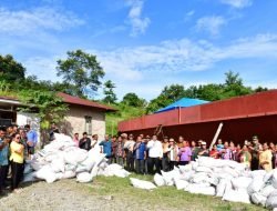 Tingkatkan Produktivitas Hasil Pertanian, Bupati Samosir Salurkan Pupuk NPK Gratis untuk Petani Kec. Palipi dan Sitio- Tio