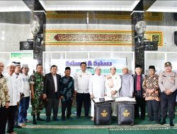 Perdana, Bupati Samosir Berangkatkan 2 Jemaah Umroh ke Tanah Suci