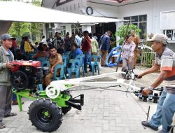 Tingkatkan Kesejahteraan Petani Bupati Samosir Menyerahkan Bantuan Alsintan