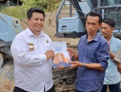 Berkantor di Desa Vandiko Serahkan Excavator kepada Pokdakan Ringgas Mangula