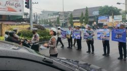 Ops  Zebra Toba 2024 : Polresta Deli Serdang Pasang Spanduk, Berikan Brosur Tertib Berlalu Lintas, dll kepada Masyarakat