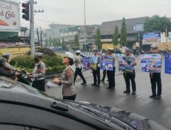 Ops  Zebra Toba 2024 : Polresta Deli Serdang Pasang Spanduk, Berikan Brosur Tertib Berlalu Lintas, dll kepada Masyarakat