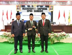 Tiga Pimpinan DPRD Kab. Samosir di Sumpah dan Dilantik