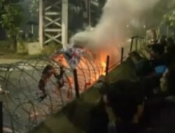 Demo Sampai Malam, Aksi ‘Indonesia Gelap’ Bacakan 13 Tuntutan