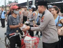 Kapolresta Deli Serdang dan Polsek Jajaran Berbagi Takjil kepada Warga 
