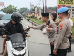 Polresta Deli Serdang dan Jajaran Berbagi Takjil kepada Masyarakat