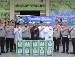 Kapolres Samosir AKBP Rina Frillya,  Serahkan Bingkisan Idul Fitri di Masjid Al-Hasanah Pangururan