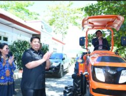 Bupati Samosir Terus Pacu Tingkatkan Produktivitas Hasil Pertanian, Serahkan Bantuan Alsintan Kepada Petani