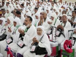 Jemaah Calhaj Kloter 13 Langsung Pakai Kain Ihram Sejak di Ahmed