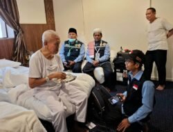 Petugas Kloter 09 KNO Visitasi Kesehatan Jemaah Haji Melalui Pendekatan Medis dan Spiritual
