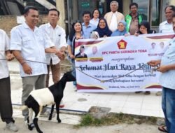 Sambut Idul Adha, DPC Gerindra Toba Sumbang 2 Ekor Kambing Kurban ke Masjid Al-Hidayah