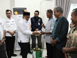 Walikota Letnan Dalimunthe Serahkan Bantuan Pada Warga Padangsidimpuan