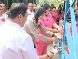 Sambut HUT Bhayangkara, Polresta Deli Serdang Salurkan Air Bersih dan Bagikan Sembako pada Warga