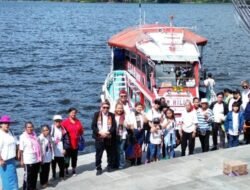 Yayasan Si Raja Batak dan Lansia Siogung- Ogung Berwisata ke Danau Toba dengan Naik Kapal