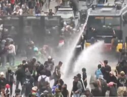 Mahasiswa Demo DPR Satukan Suara Tuntut Keadilan