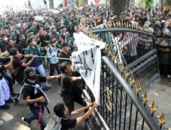 Pagar Roboh, 39 Orang Ditangkap Demo di DPRD Sumut