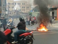 Demo di Medan : Massa Geruduk  Gedung DPRD Sumut dan Bakar Pos Lantas