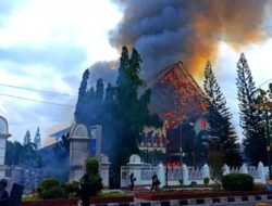 Gedung DPRD NTB Dibakar Massa Barang – barang Dijarah