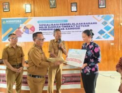 Disdikpora Serahkan Bantuan Sosial untuk Korban Kebakaran di Kabupaten Samosir